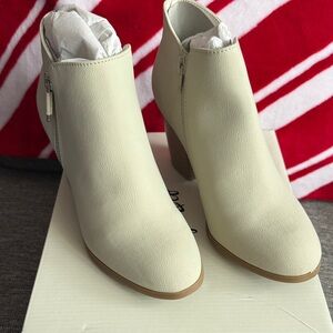 Style & Co. Cream Ankle Booties Size 7 NWT